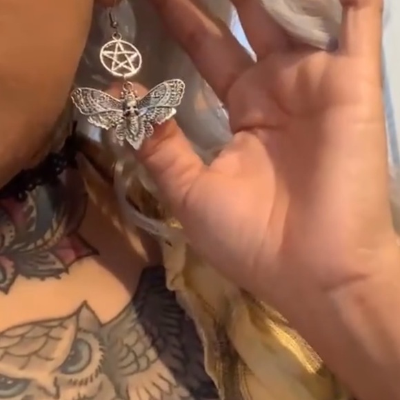 🆕 Gothic Moth Earrings with Pentagram Star and Skull Design - Unique 💀 - Picture 5 of 6